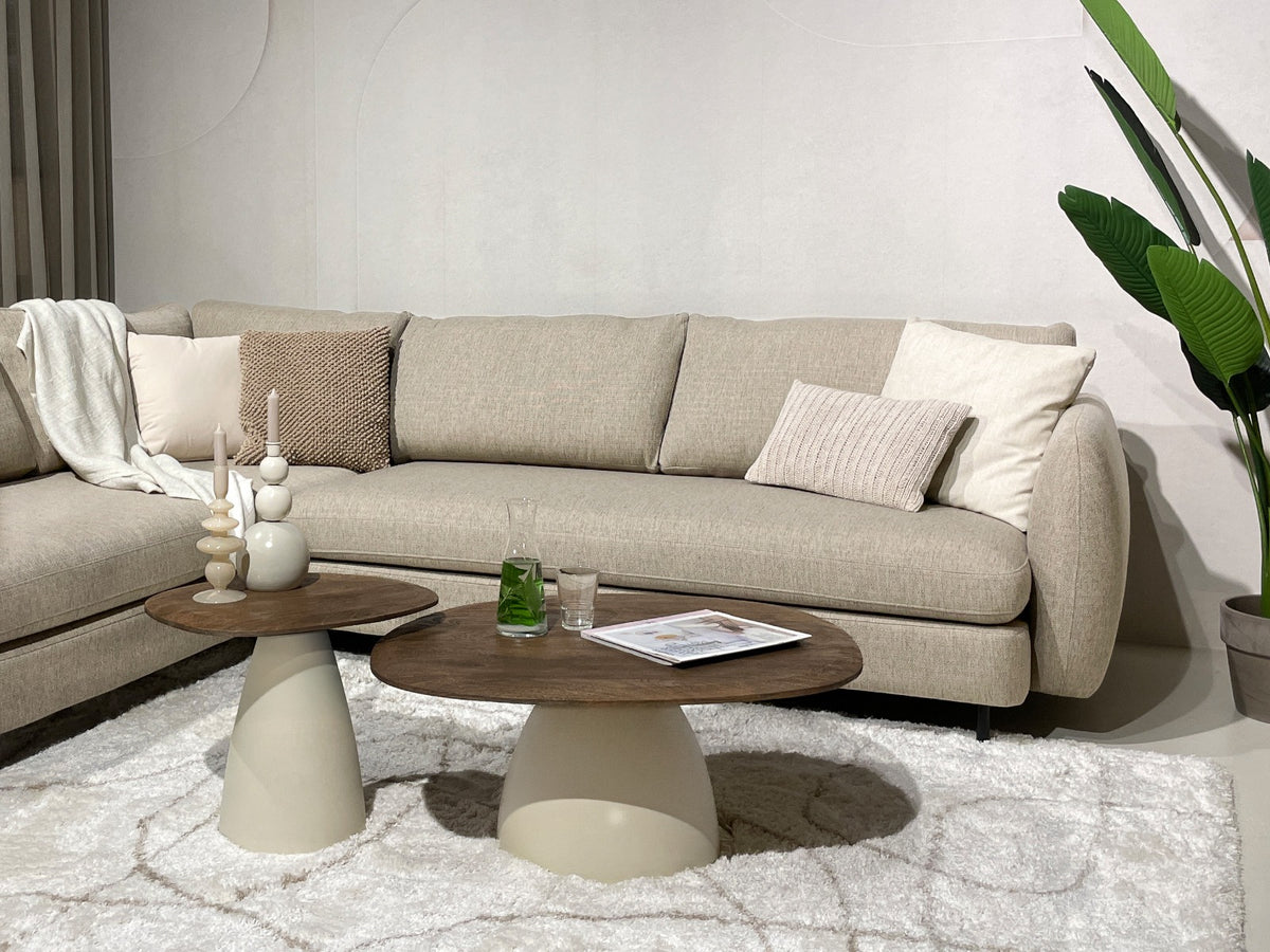 Salontafel Marron bruin mangohout, vooraanzicht in een interieur