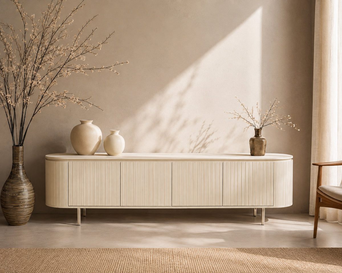Tv-meubel Patou beige mangohout, vooraanzicht in een interieur