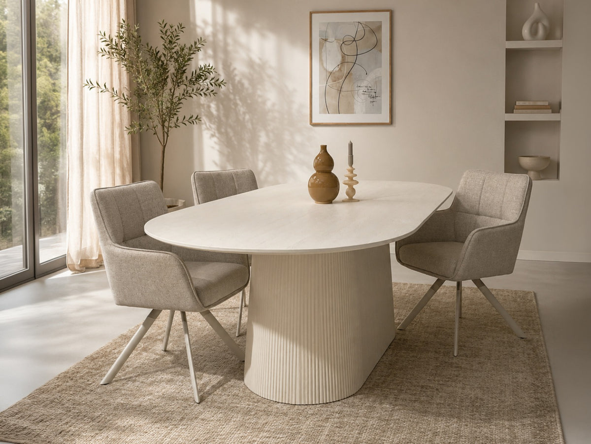 Eettafel Patrice wit mangohout, schuin vooraanzicht in een interieur