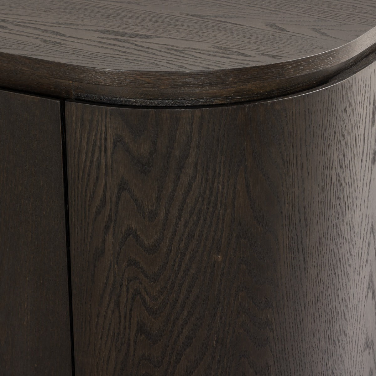 Dressoir Tobago bruin eiken fineer, detail van het materiaal