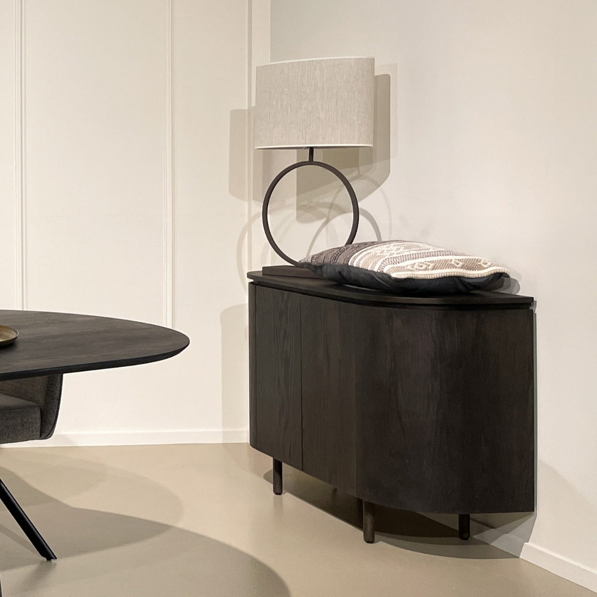 Dressoir Tobago bruin eiken fineer, schuin vooraanzicht in een interieur
