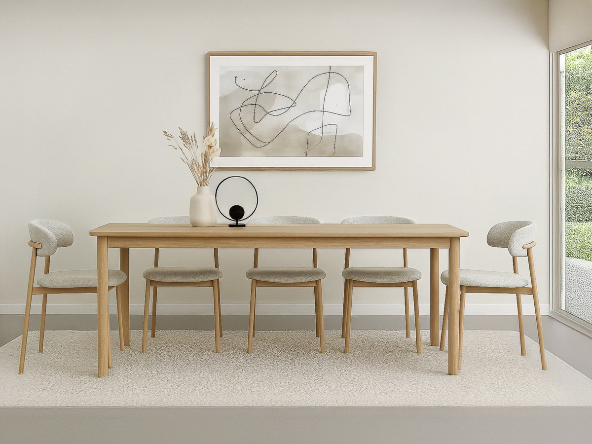 Eetkamerstoel Micah stof oak poot in een interieur