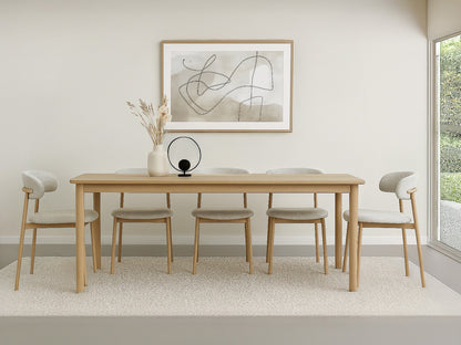 Eetkamerstoel Micah stof oak poot in een interieur