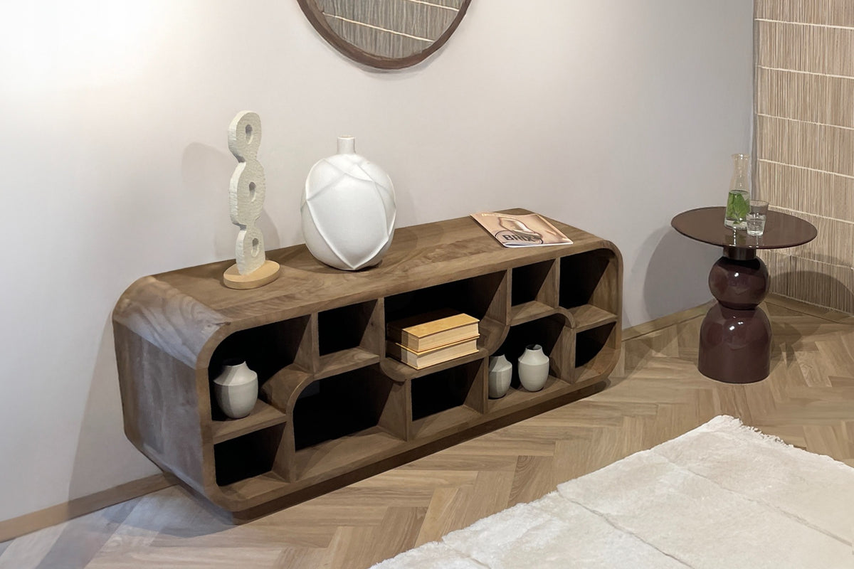 TV-meubel Morgan bruin mangohout, vooraanzicht in een interieur