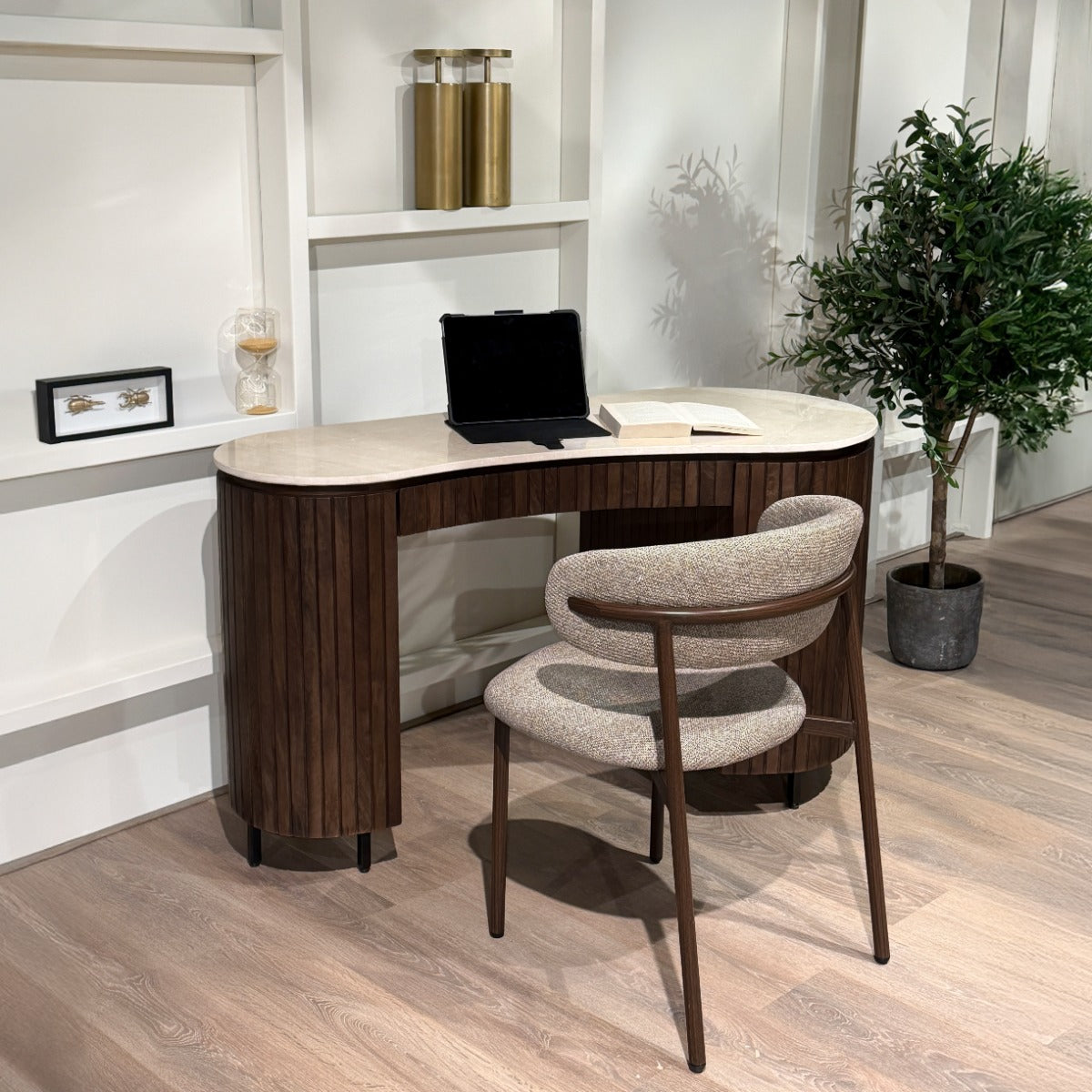 Bureau Dexter beige mangohout, vooraanzicht in een interieur