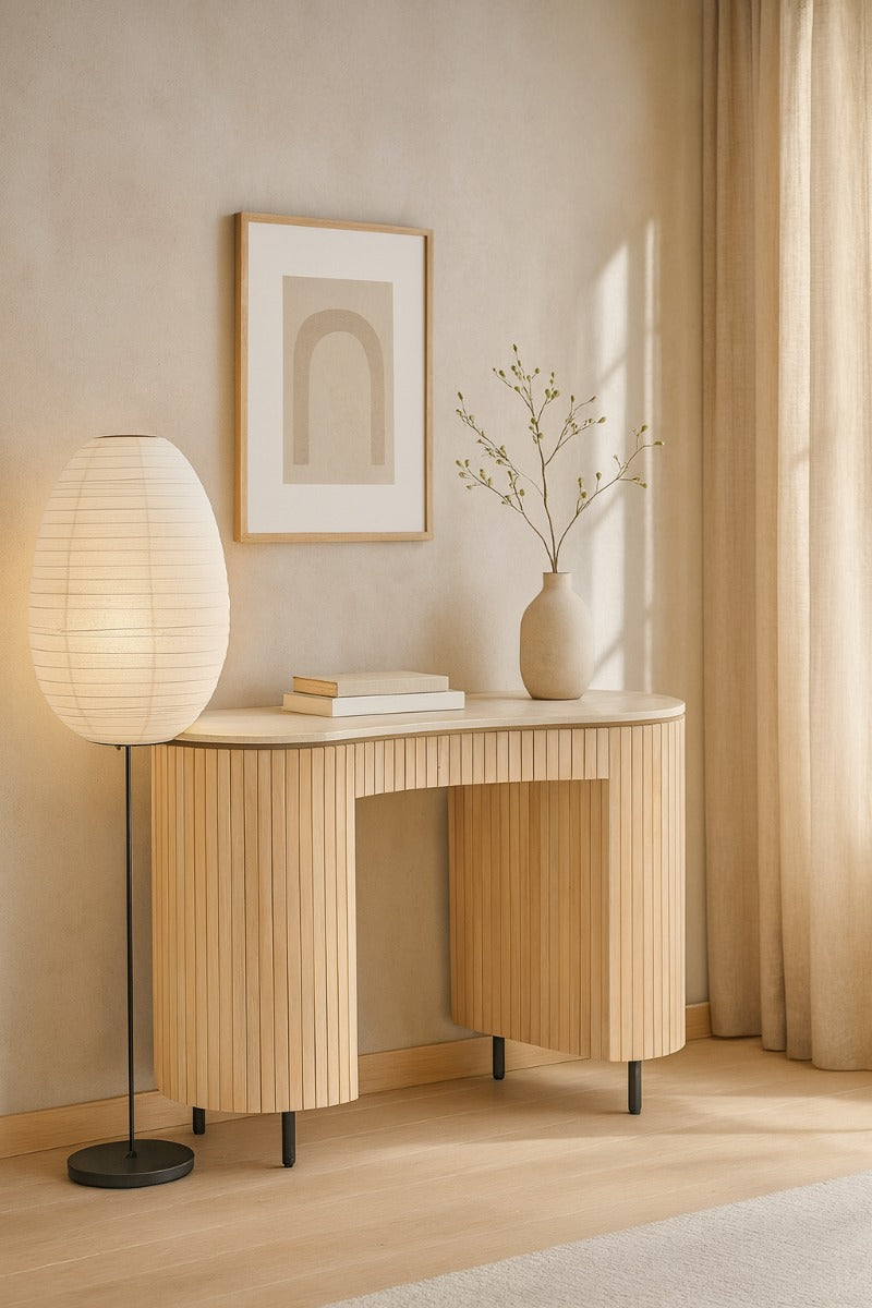 Bureau Dexter beige mangohout, vooraanzicht in een interieur