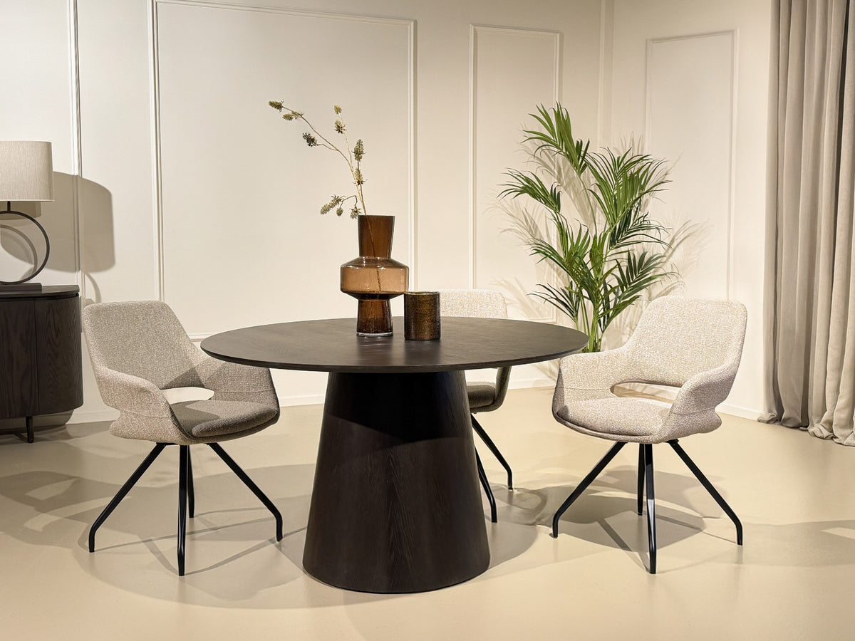 Eettafel Novero Rond 130 cm espresso, vooraanzicht in een interieur