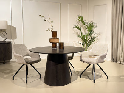 Eettafel Novero Rond 130 cm espresso, vooraanzicht in een interieur
