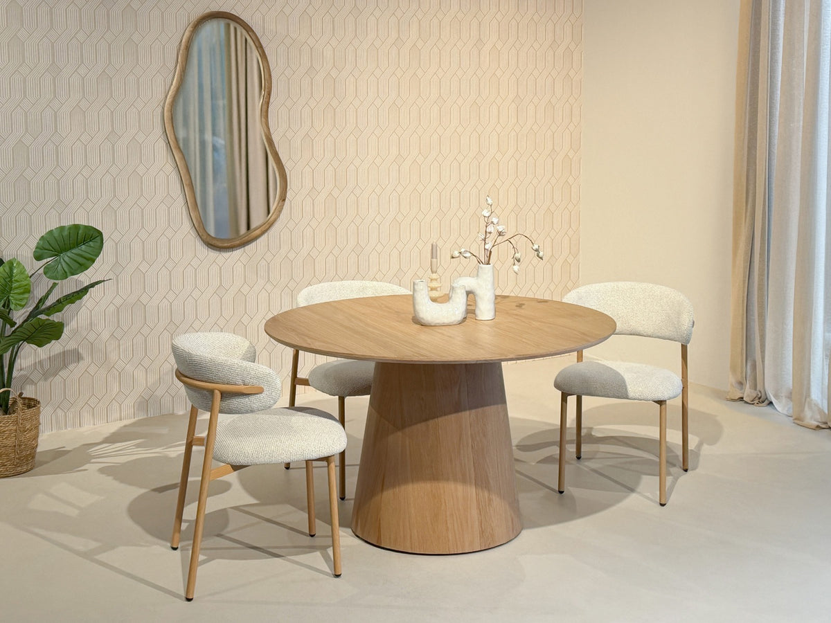 Eettafel Novero Rond 130 cm naturel eiken fineer, vooraanzicht in een interieur