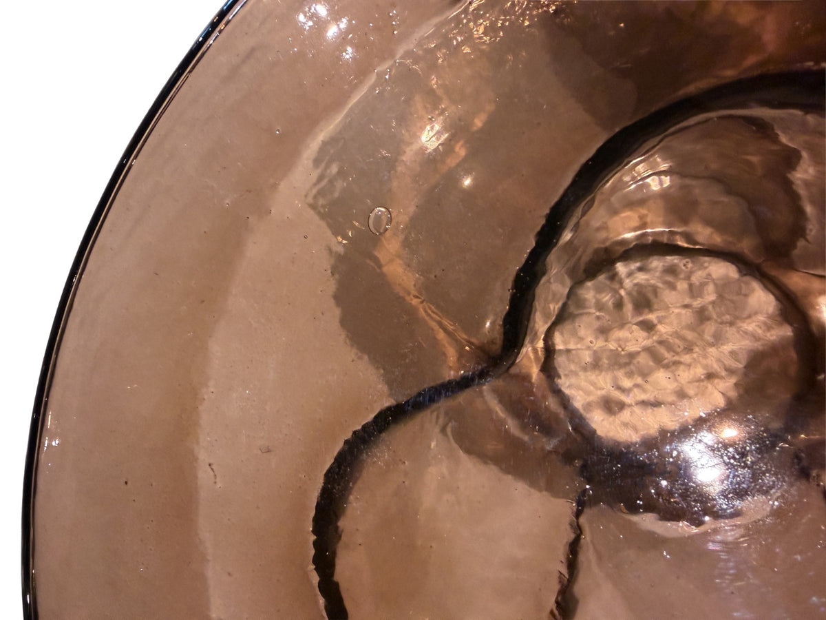 Bijzettafel Lio bruin glas 37 cm, detail van het materiaal