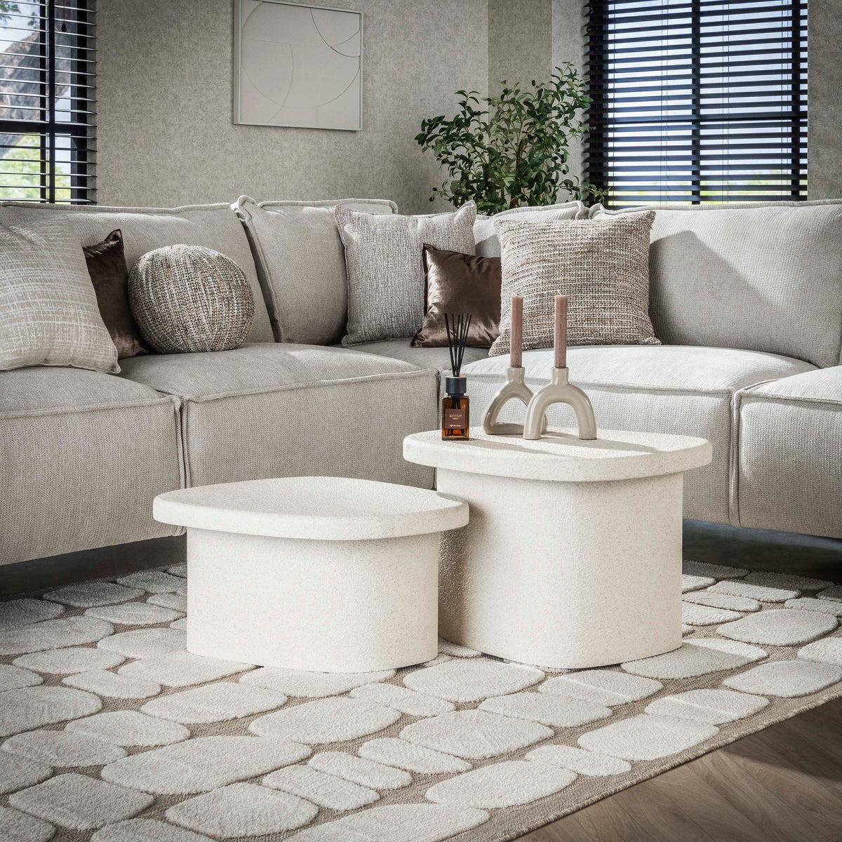 Salontafel Set Lamar klein wit marmer magazijn leegverkoop, vooraanzicht in een interieur