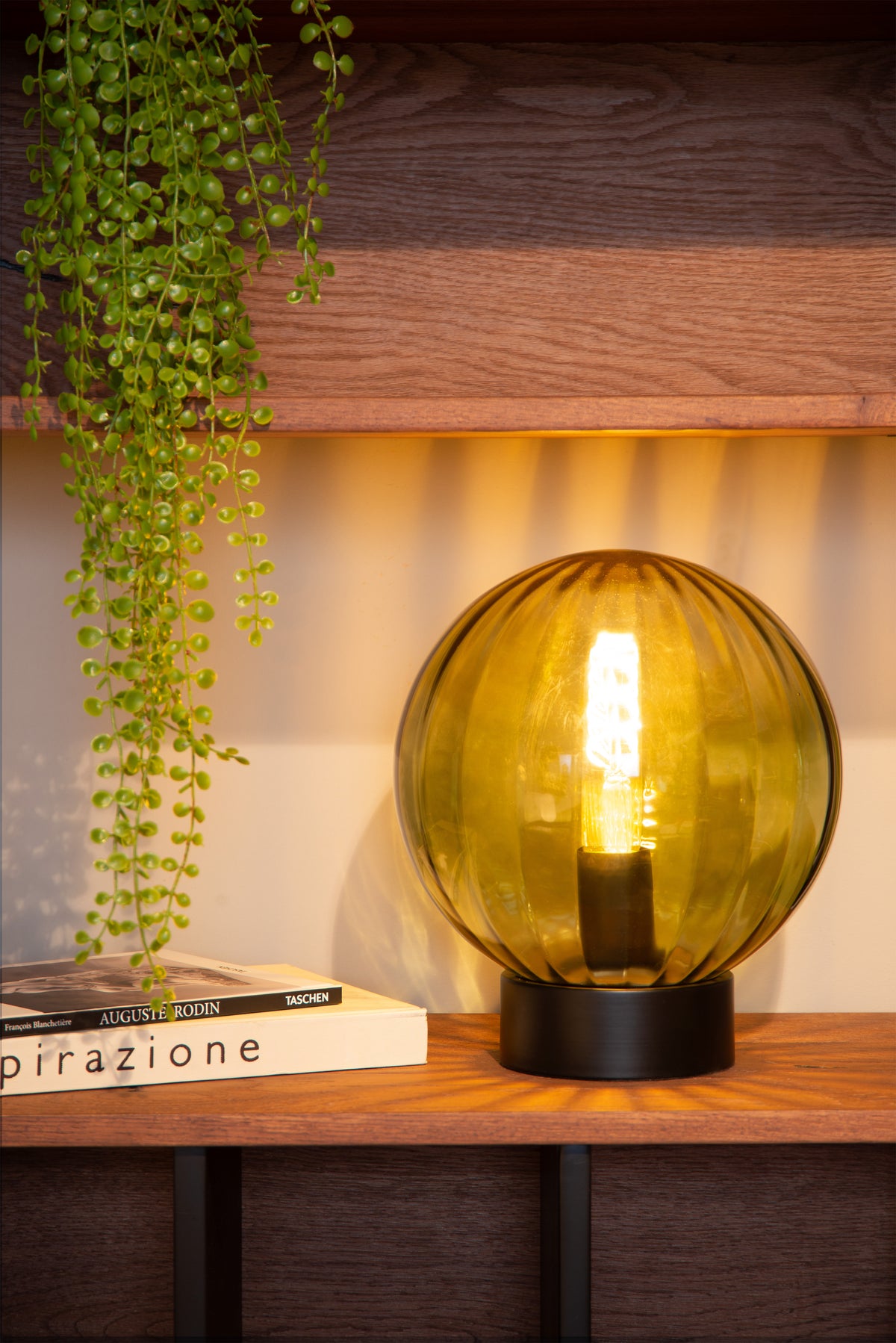 Tafellamp Monsaraz ø 25 cm groen, vooraanzicht in een interieur