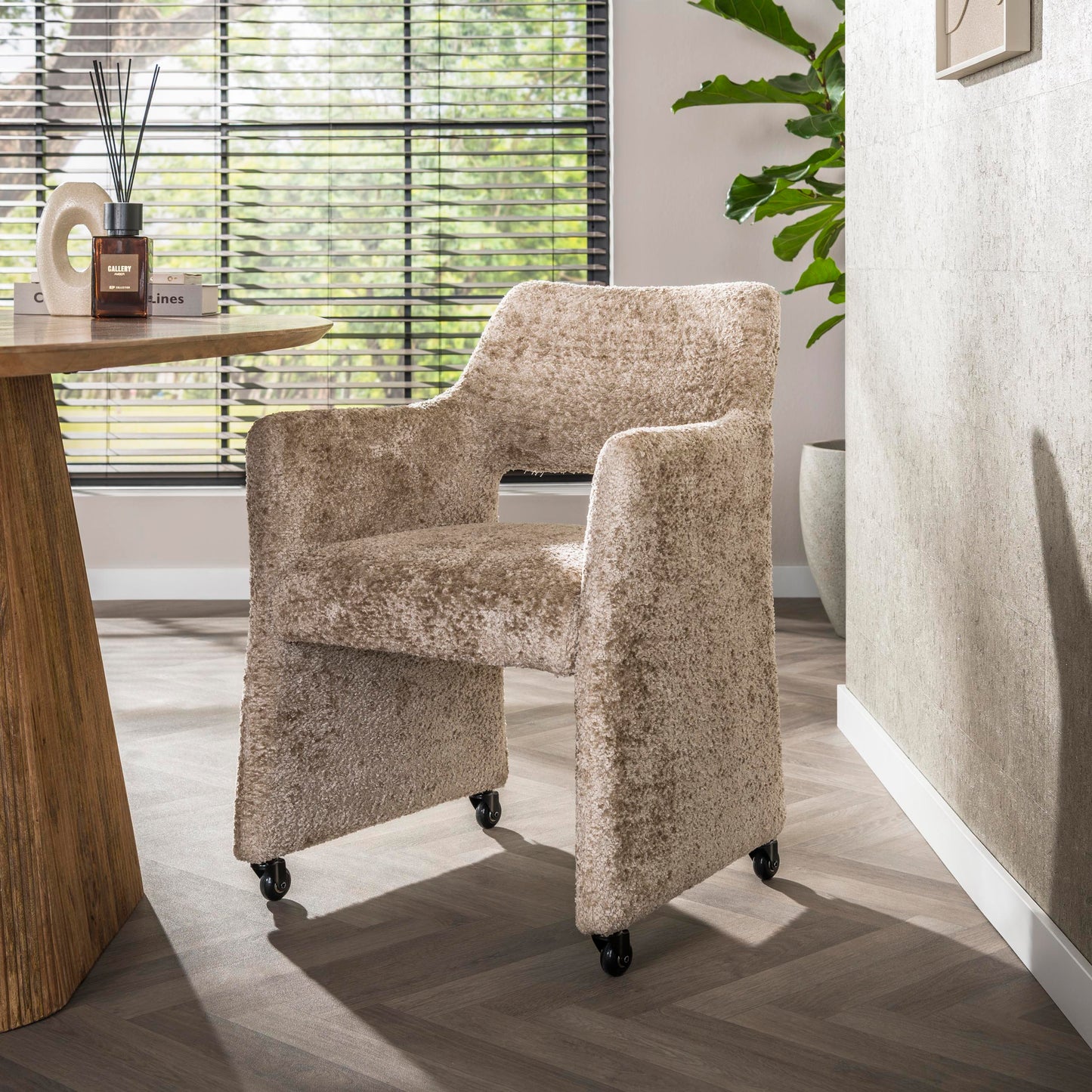 Eetkamerstoel Orin | Stof Alura Zand | Met Wieltjes