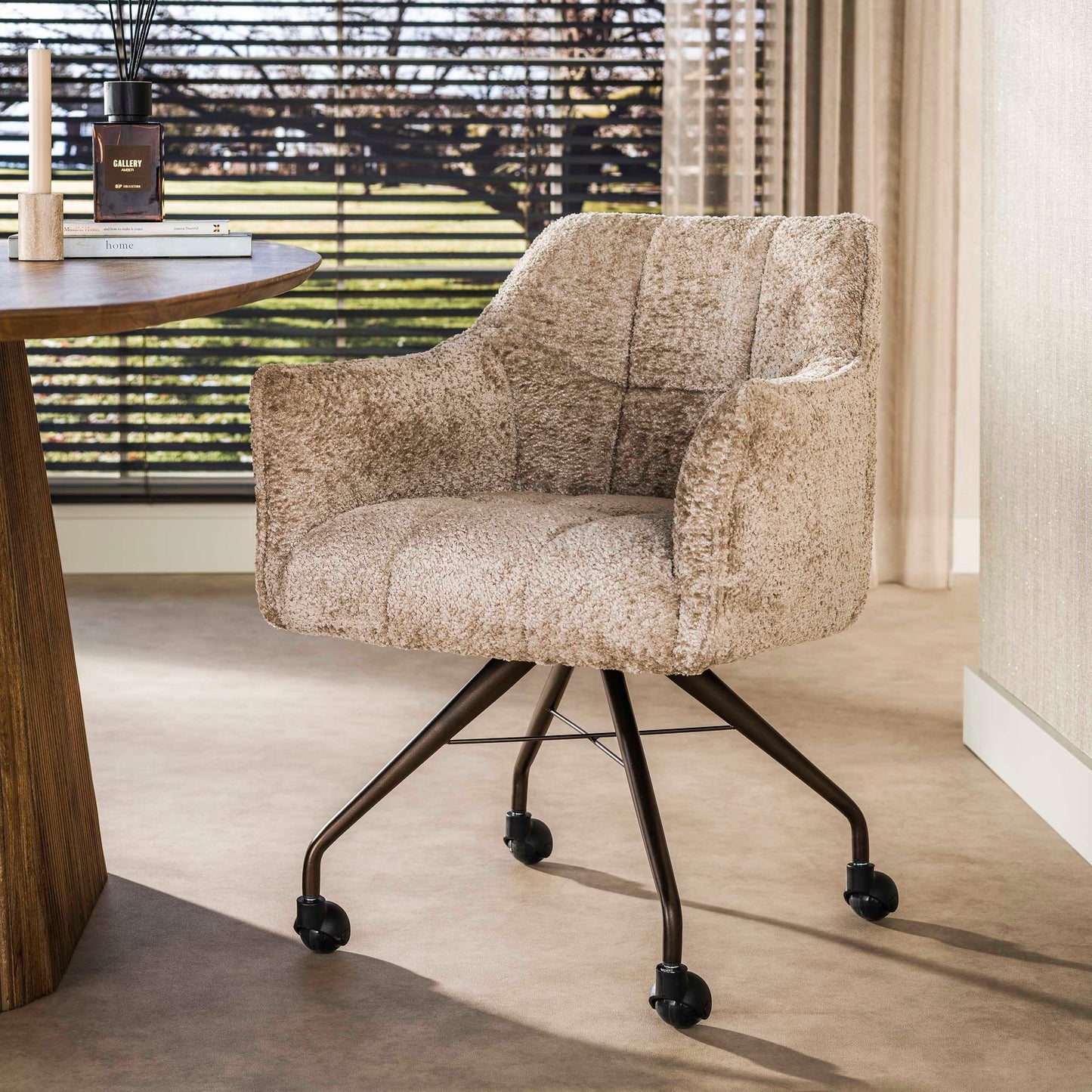 Eetkamerstoel Raster | Zand-Bruin Alura Stof | Brons Onderstel