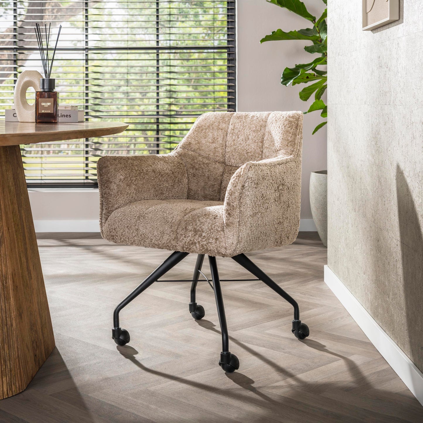 Eetkamerstoel Raster | Stof Alura Zand | Met Wieltjes