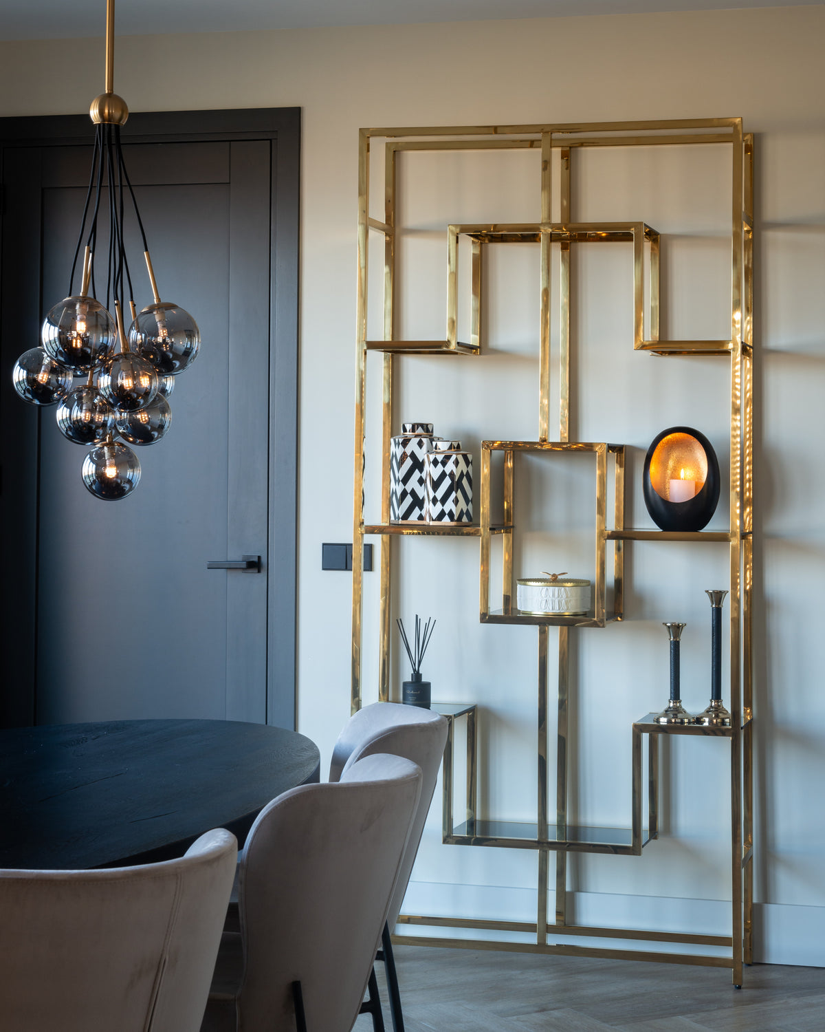 Eetkamerstoel Darby khaki velvet in een interieur