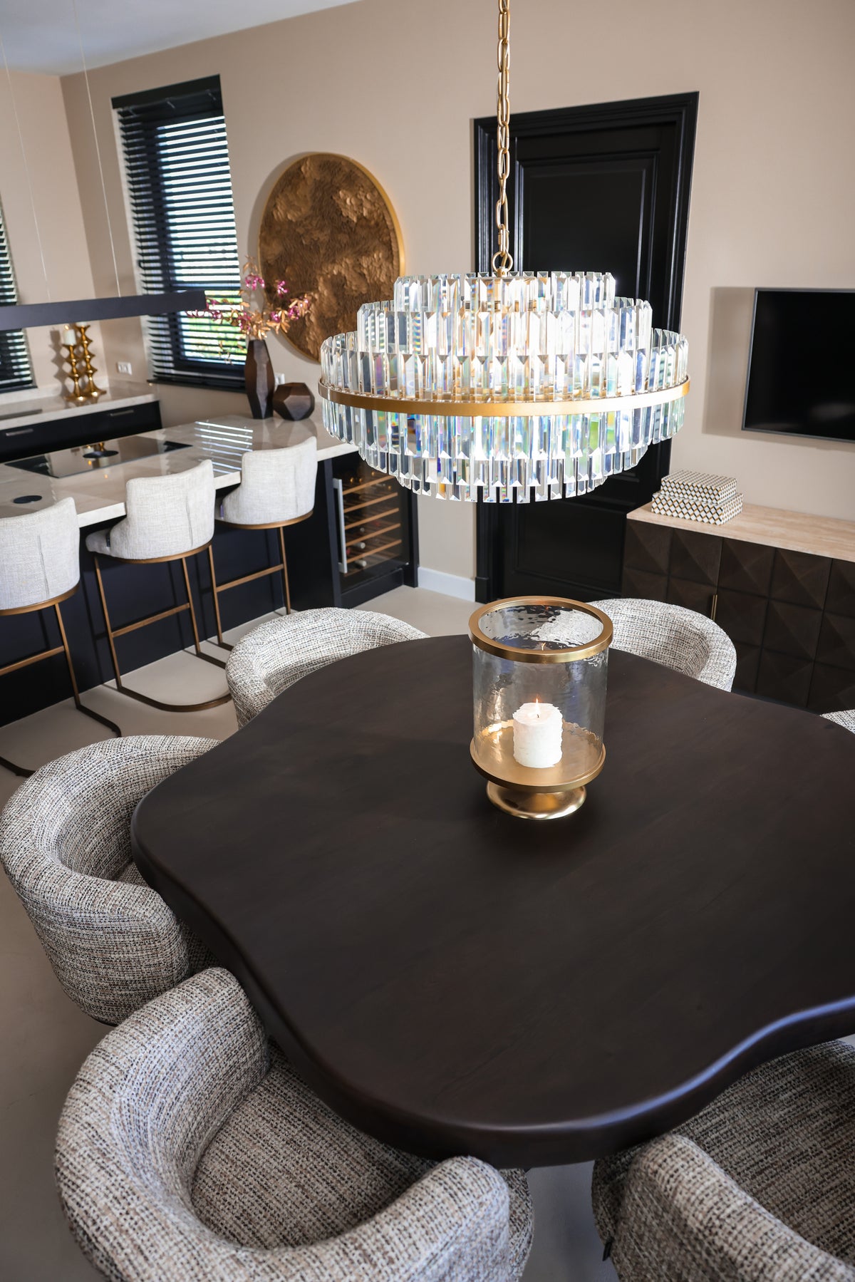 Eetkamerstoel Cheyenne grijs stof in een interieur