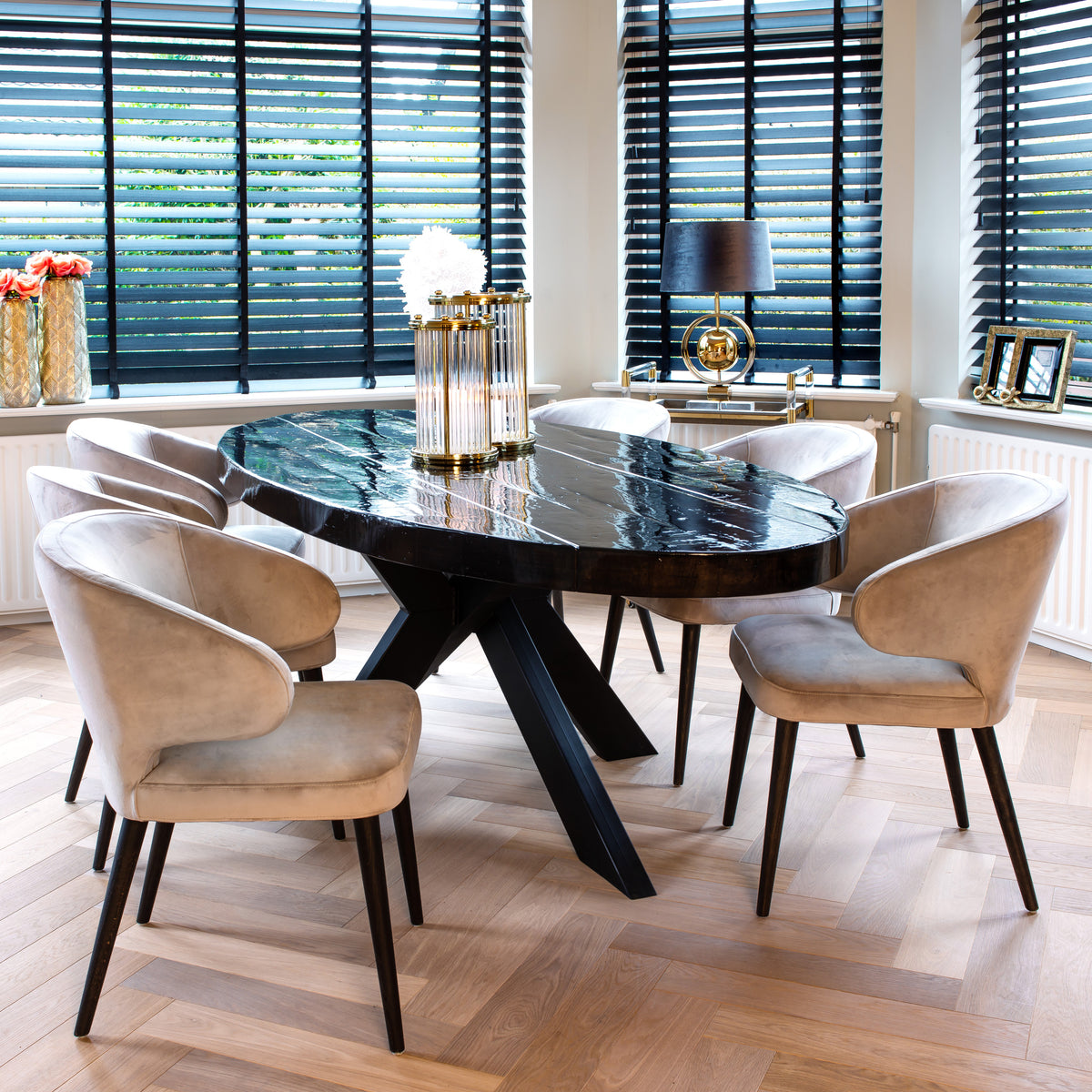 Eetkamerstoel Indigo khaki velvet in een interieur