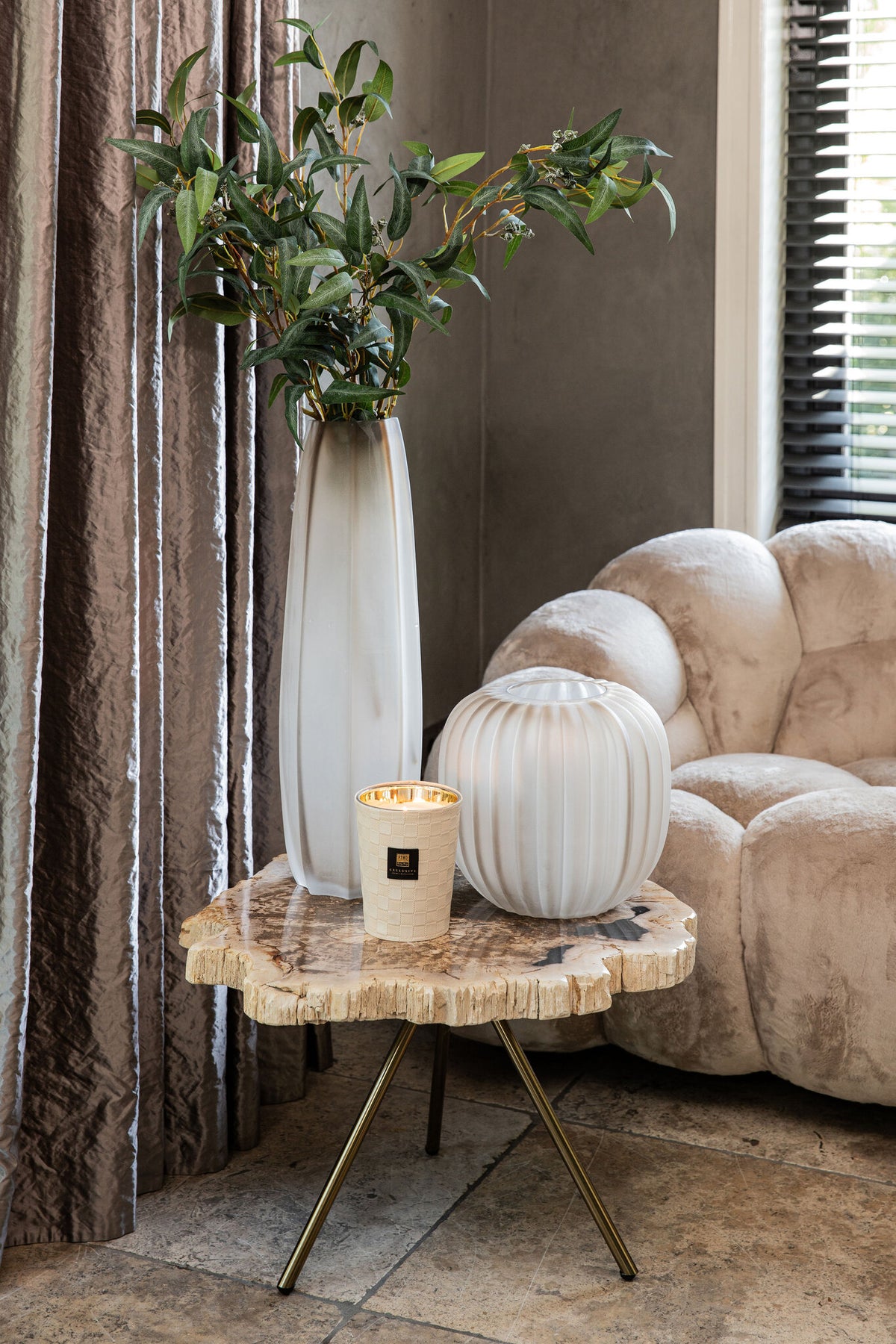Salontafel New Khine | Set van 3 | Naturel Versteend Hout — Zijaanzicht - sfeer