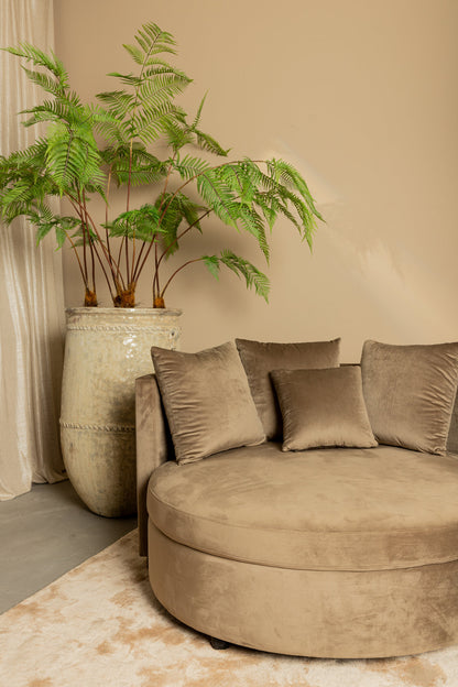 Fauteuil Fayen velvet zand in een interieur