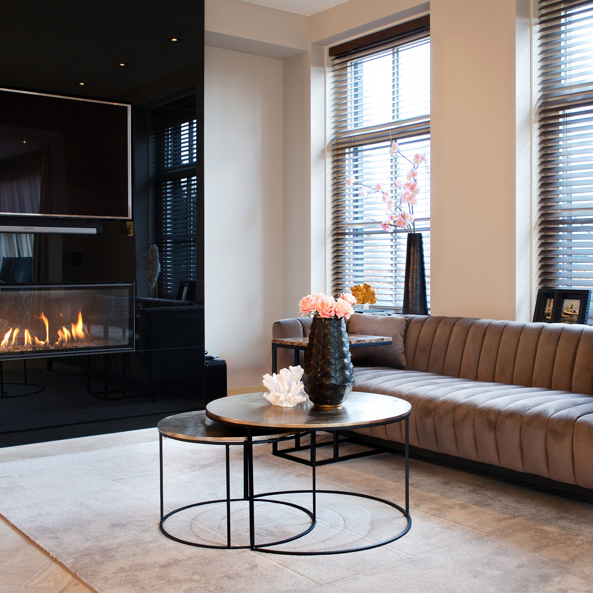 Salontafel Asher Set champagne goud aluminium, schuin vooraanzicht in een interieur