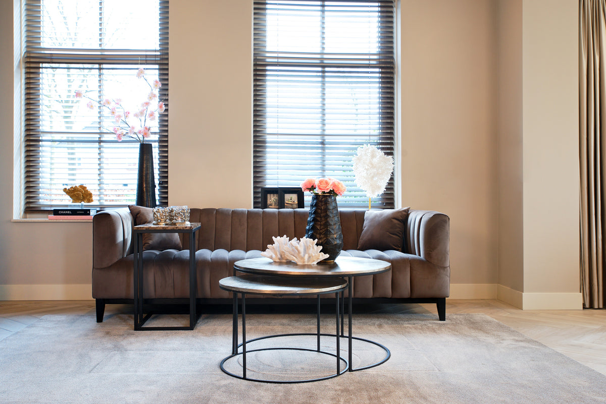 Salontafel Asher Set champagne goud aluminium, vooraanzicht in een interieur