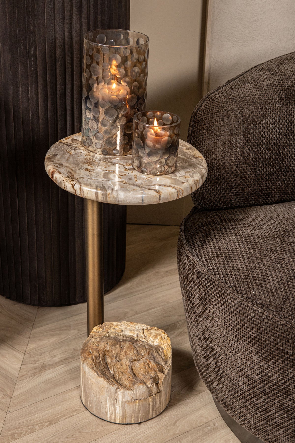 Fauteuil Filou | Bruin stof — Zijaanzicht - sfeer