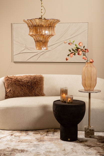 Bijzettafel Ebe hoog beige marmer in een interieur