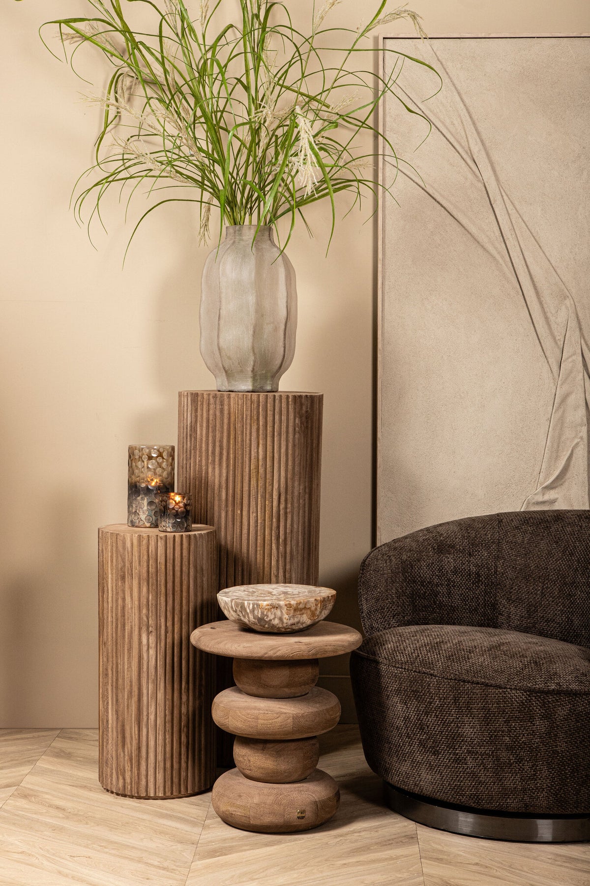 Fauteuil Filou | Bruin stof — Zijaanzicht - sfeer