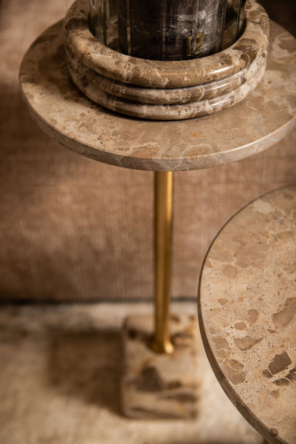 Bijzettafel Ebe hoog beige marmer, detail van het materiaal