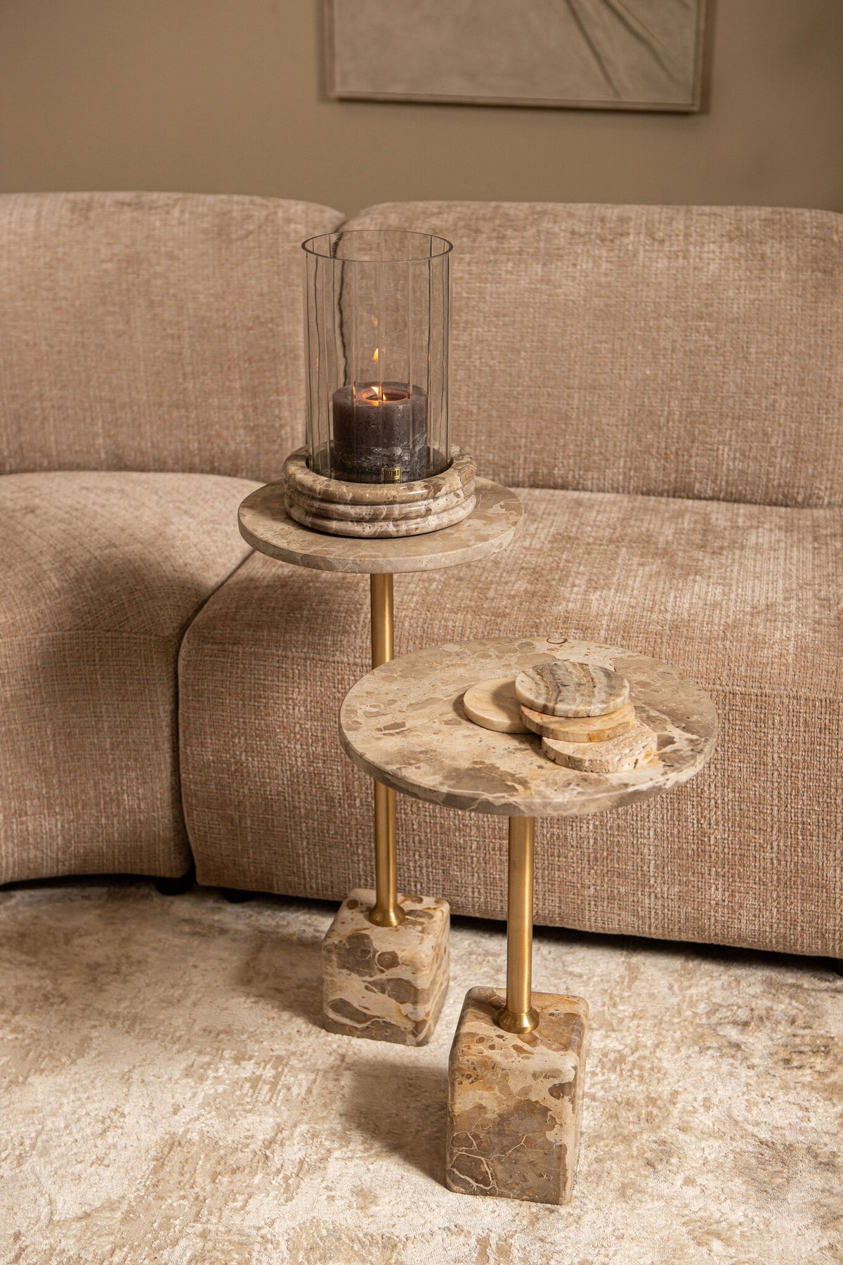Bijzettafel Ebe hoog beige marmer, vooraanzicht in een interieur