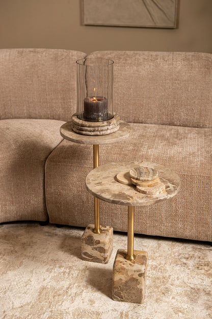 Bijzettafel Ebe hoog beige marmer, vooraanzicht in een interieur
