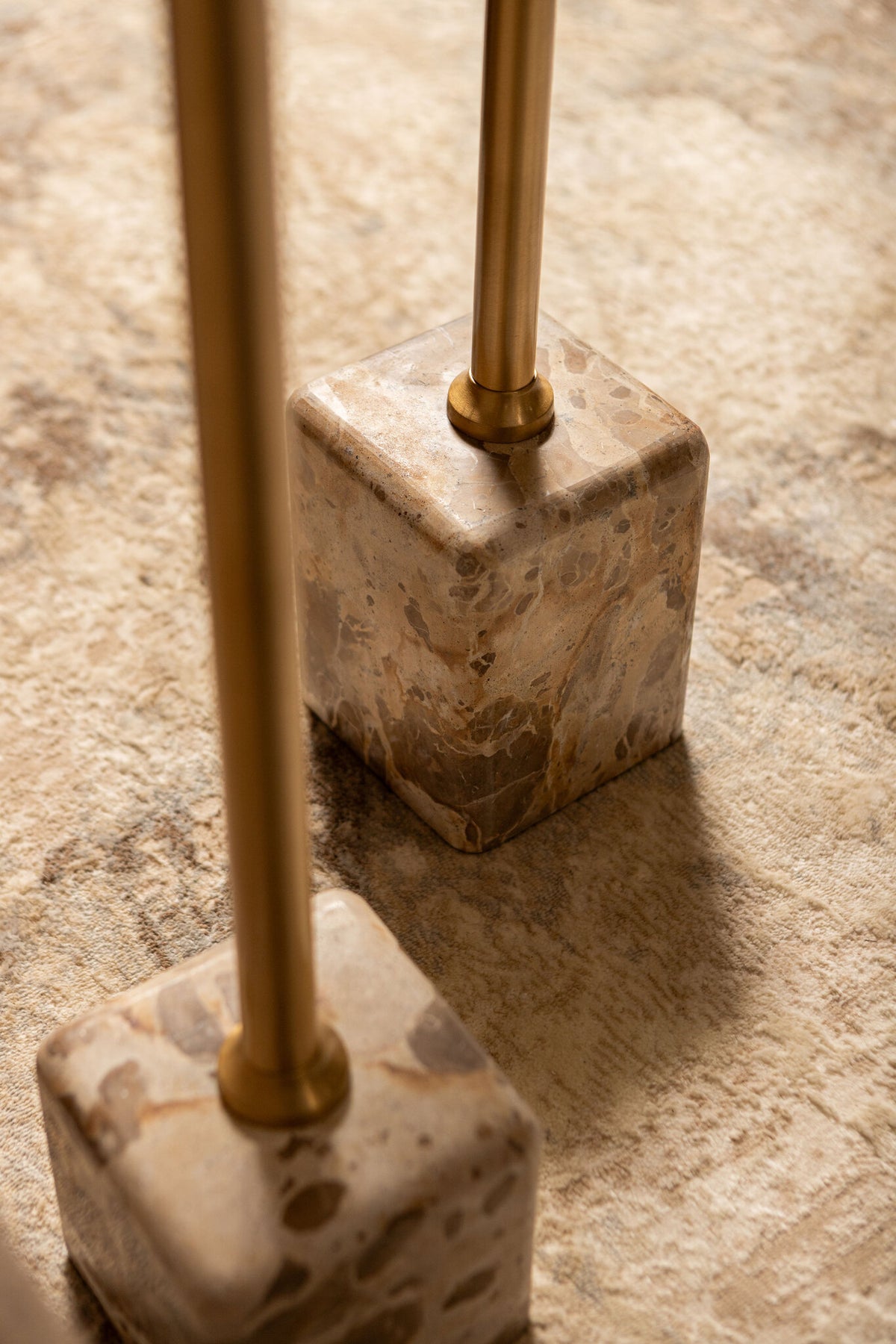 Bijzettafel Ebe hoog beige marmer, detail van het materiaal