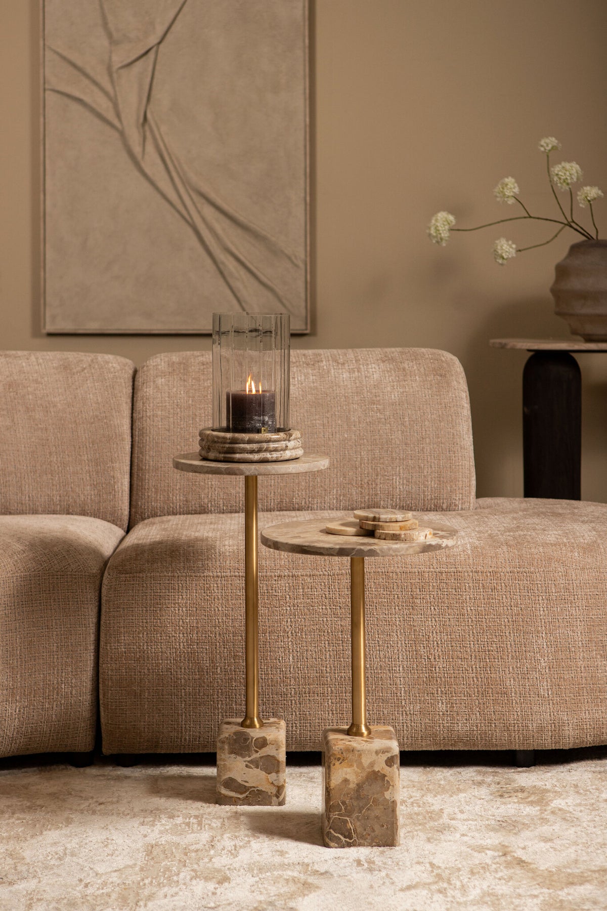 Bijzettafel Ebe hoog beige marmer in een interieur