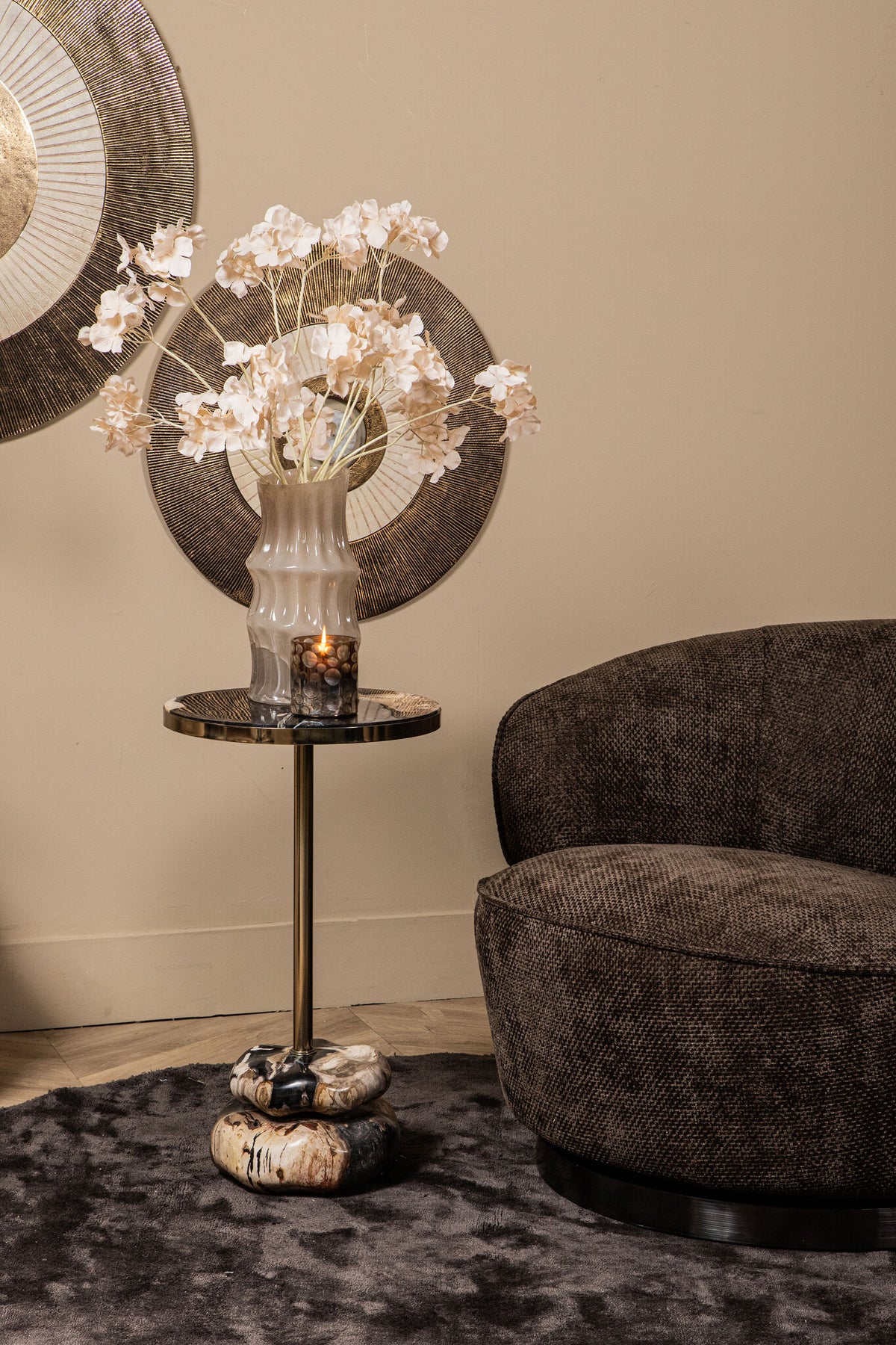 Fauteuil Filou | Bruin stof — Zijaanzicht - sfeer