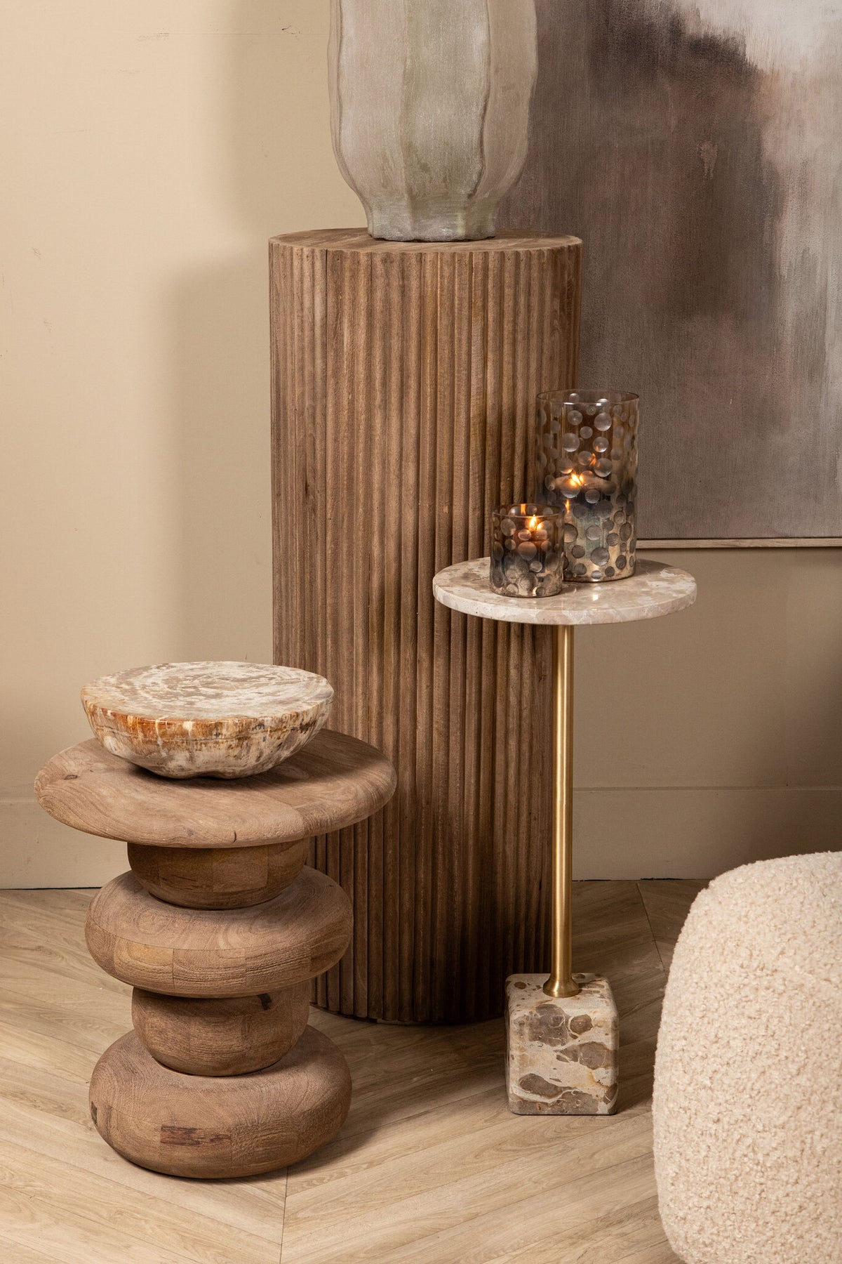 Bijzettafel Ebe hoog beige marmer in een interieur