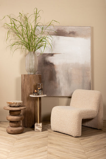 Bijzettafel Ebe hoog beige marmer in een interieur