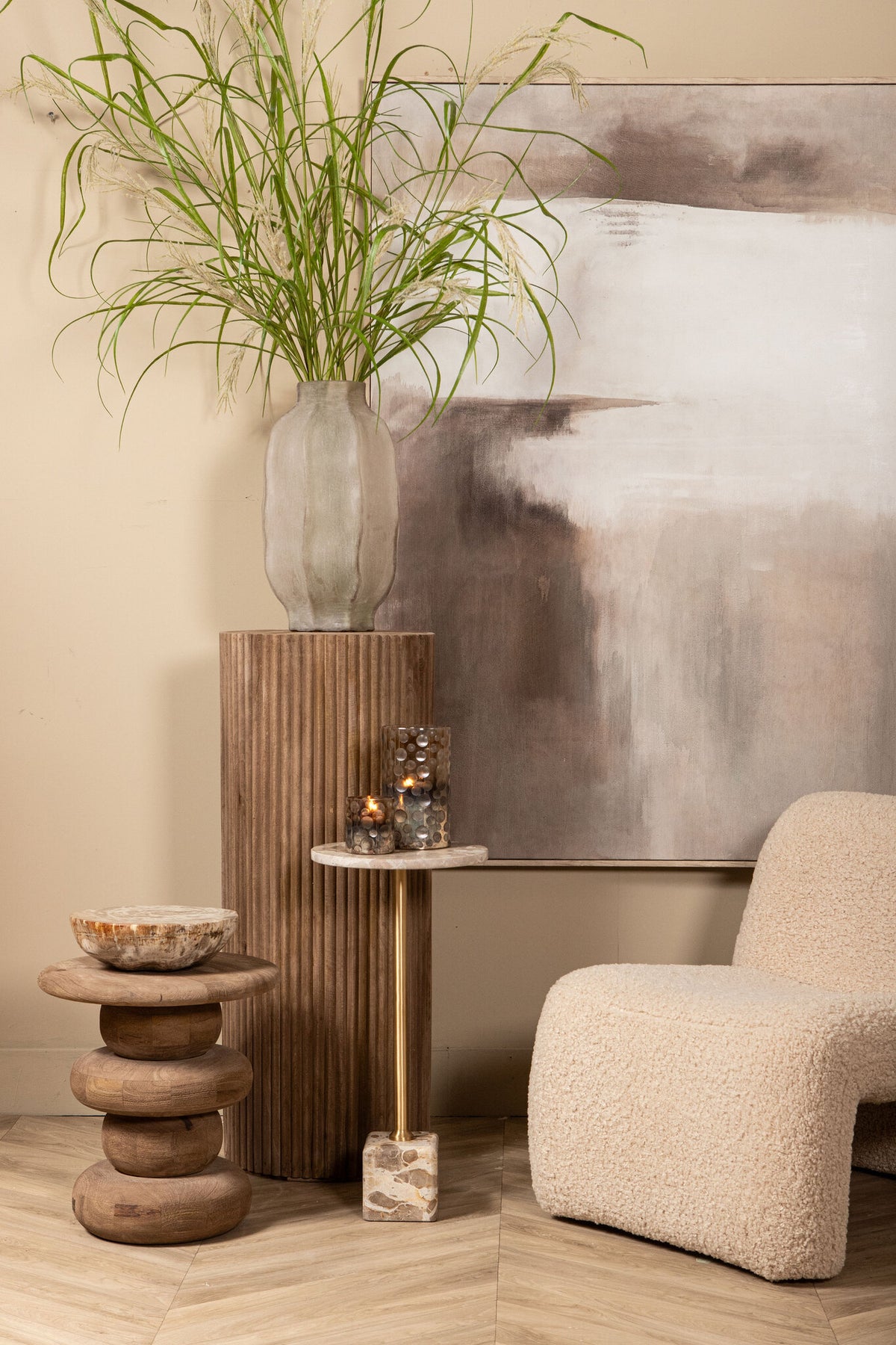Bijzettafel Ebe hoog beige marmer in een interieur