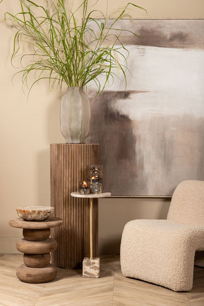 Bijzettafel Ebe hoog beige marmer in een interieur