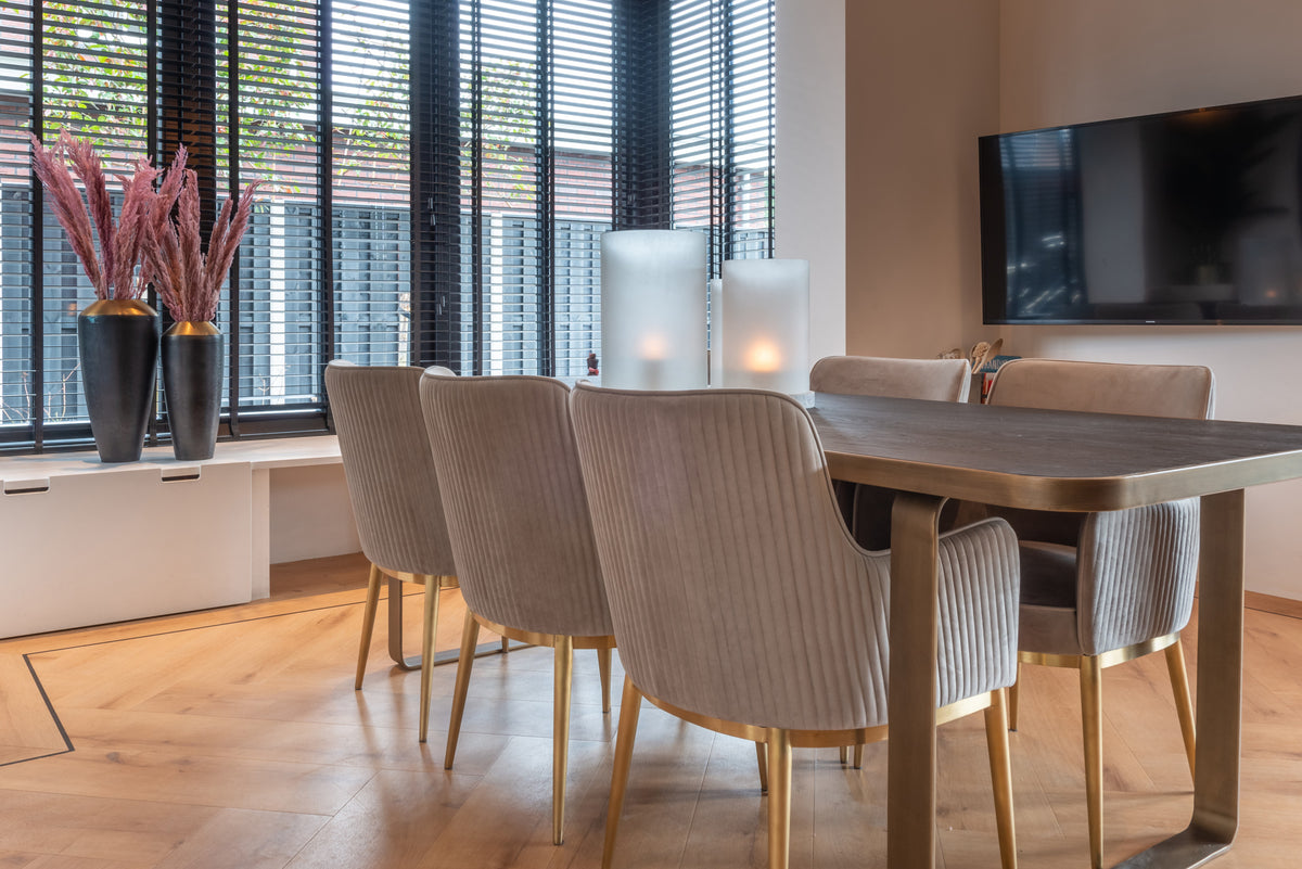 Eetkamerstoel Breeze khaki velvet brandvertragend in een interieur