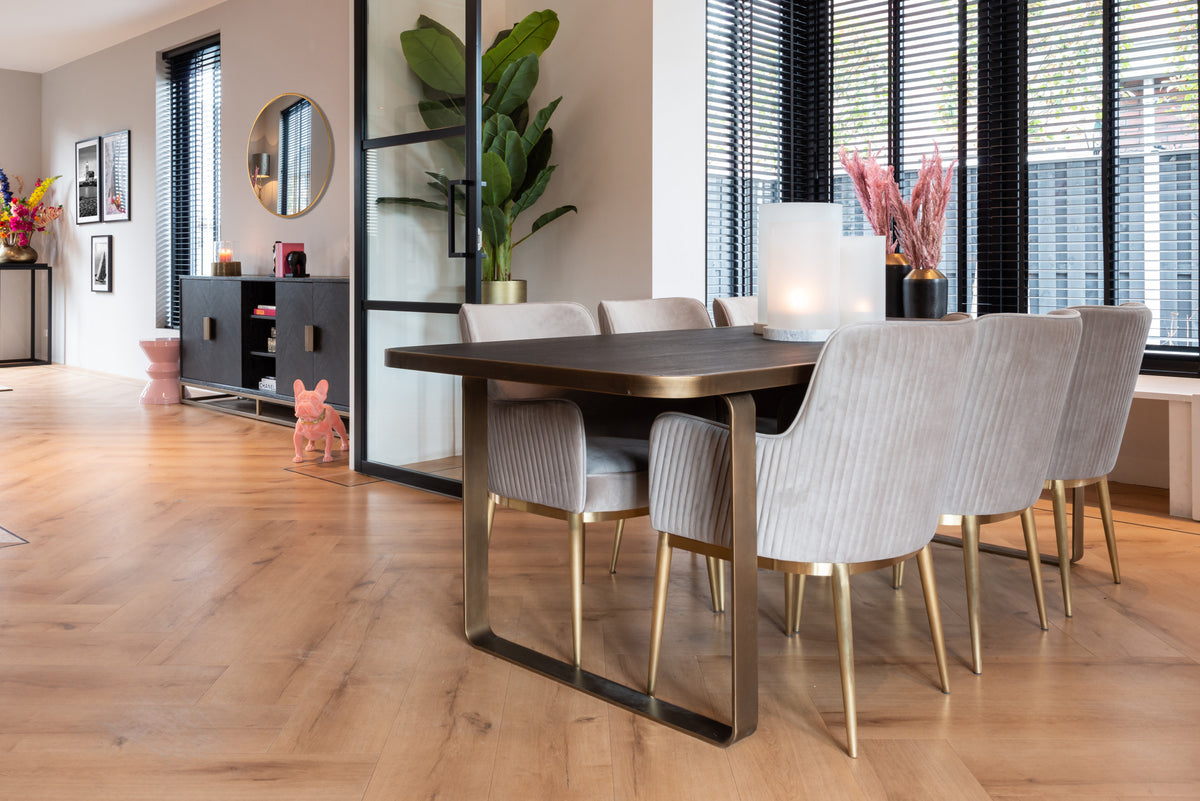 Eetkamerstoel Breeze khaki velvet brandvertragend in een interieur
