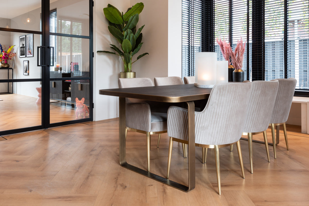 Eetkamerstoel Breeze khaki velvet brandvertragend in een interieur