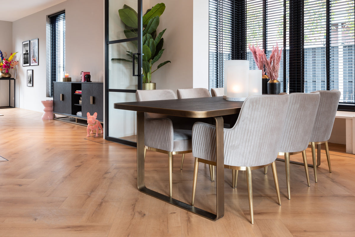 Eetkamerstoel Breeze khaki velvet brandvertragend in een interieur