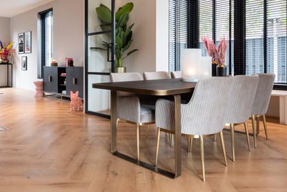 Eetkamerstoel Breeze khaki velvet brandvertragend in een interieur
