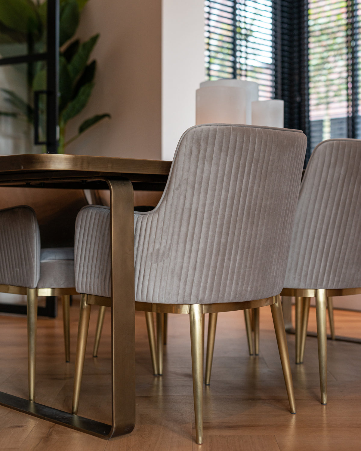 Eetkamerstoel Breeze khaki velvet brandvertragend in een interieur
