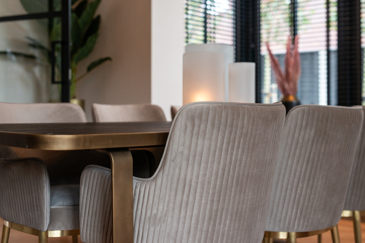 Eetkamerstoel Breeze khaki velvet brandvertragend in een interieur