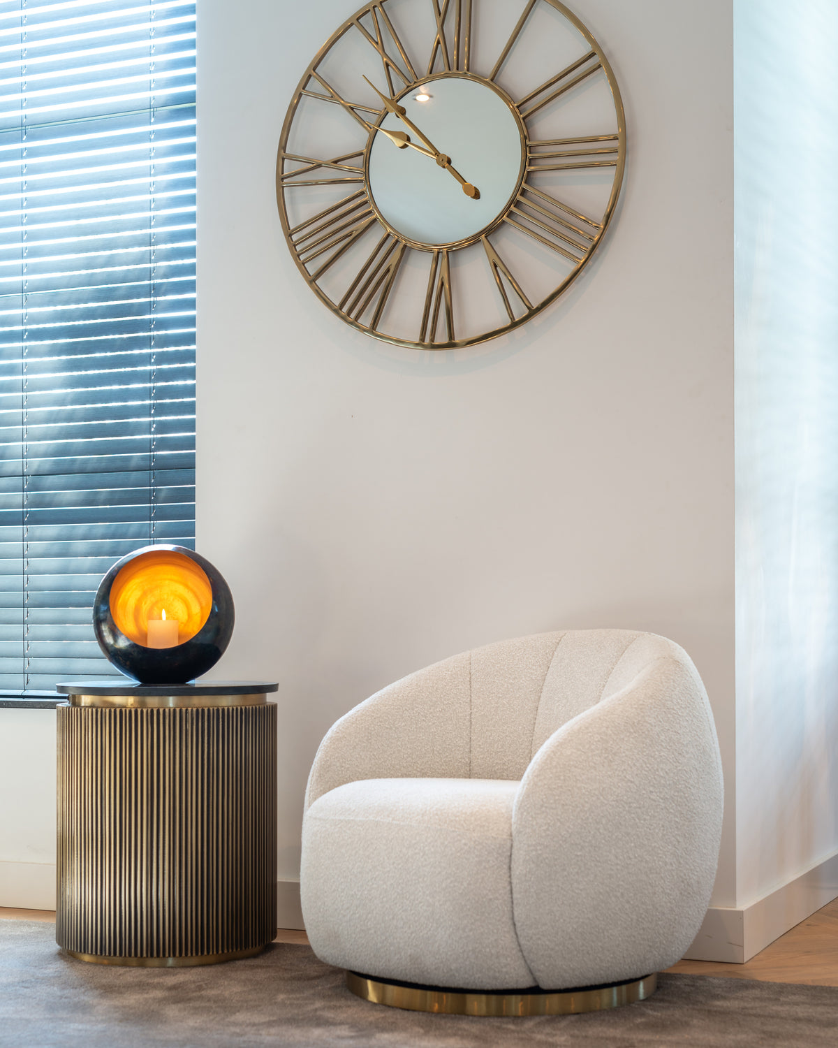 Bijzettafel Ironville rond zwart marmer in een interieur