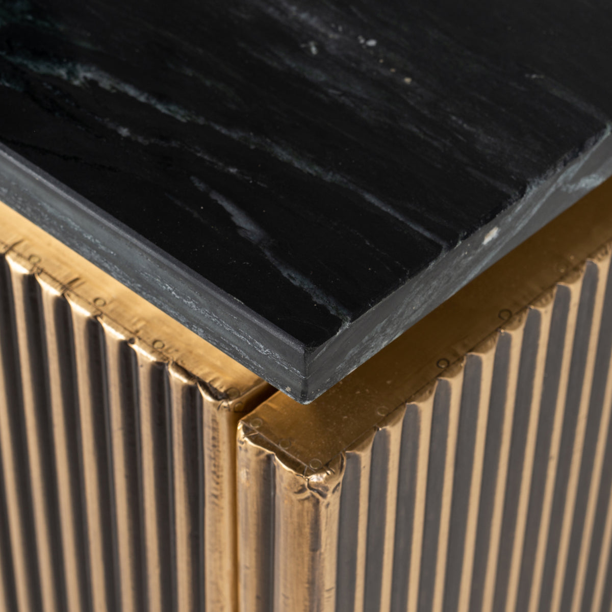 TV-Meubel Ironville zwart en goud marmer, detail van het materiaal