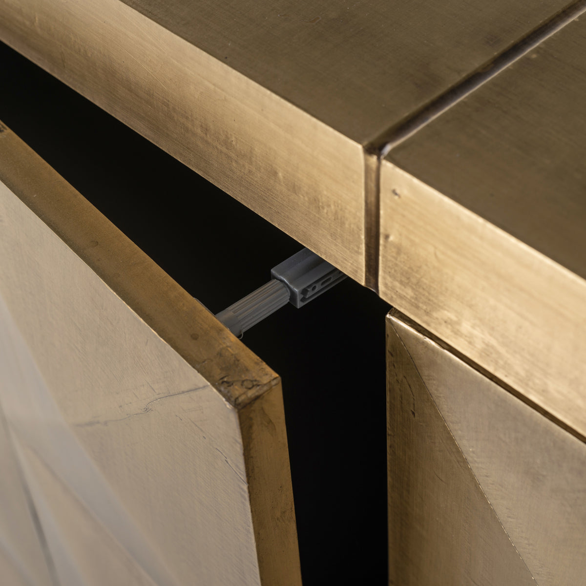 Dressoir Collada brushed gold, detail van de functie