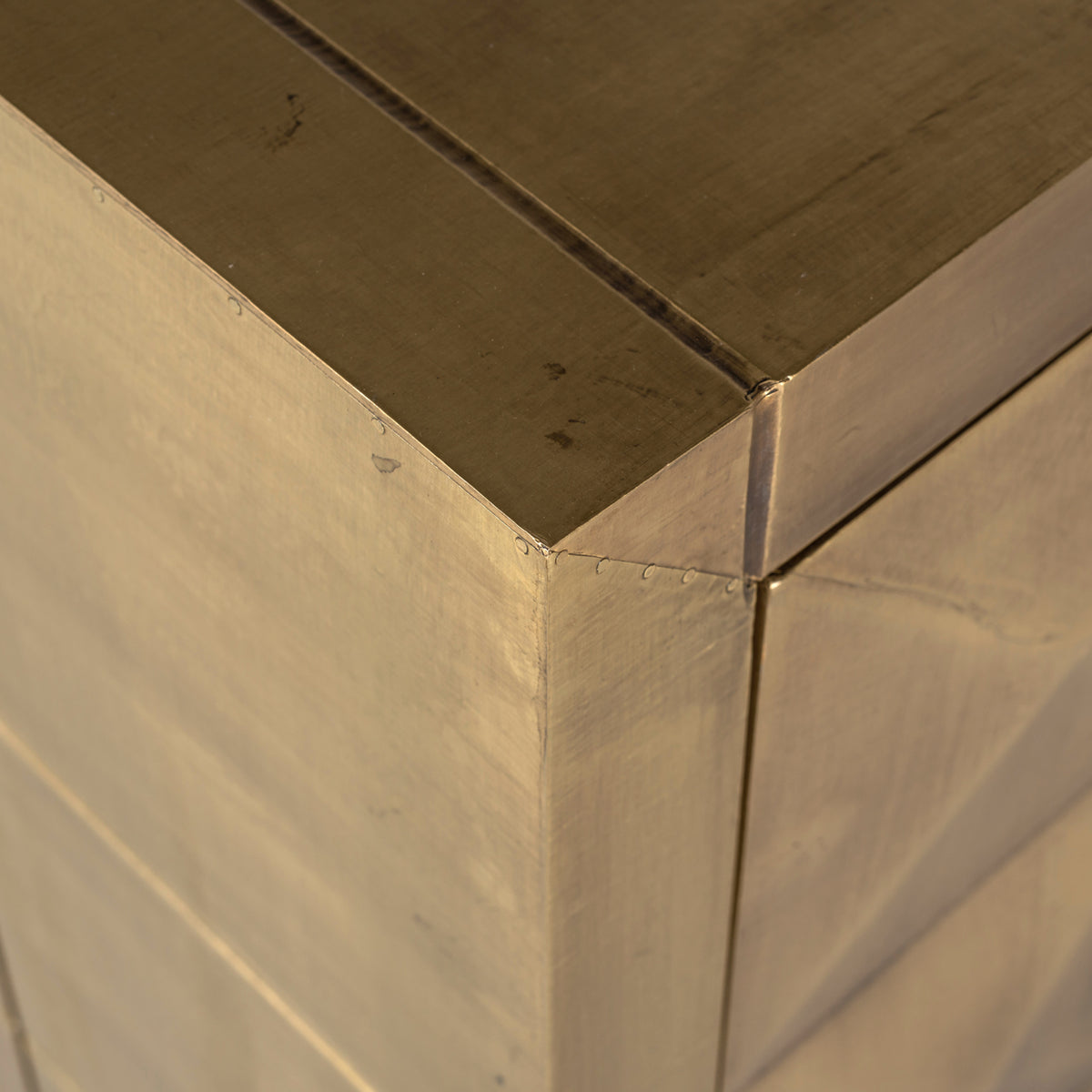 Dressoir Collada brushed gold, detail van het materiaal